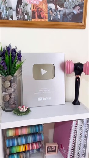 Sol Sanabria 💫 on Instagram: "Hoy te traigo el room tour tercermundista de tu creadora fav 🤠 . . . . . . . . #studywithsol #studywithme #titulosbonitos #titulos #regresoaclases #escuela #clases #aprendeadibujar #reels #papeleria #morradelosplumones #lineadeltiempo #regresoaclases #portadasbonitas #caligrafia #lettering #estudiantes #mapamental #dibujante #dibujos #quehayenmimochila #mochila"