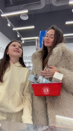 Shopping with mom 🙈 #superwoman