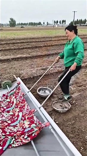 The correct technique for applying polythene on wet land