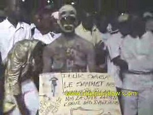 Douk Saga veillée artistique "les sosies , les à cotés"