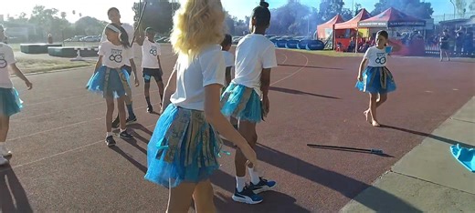 VIDEO: Die blou-span van Laerskool Laurus het vanoggend die kollig gesteel by die opening van die skool se kleure-atletiek deur op te daag as 'n Sixty60-span, motorfiets en al. Video: Louise Mouton | Oudtshoorn Courant