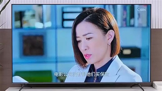 用TCL电视观看一部电影，轻松度过闲暇周末。高清画质搭配沉浸音效，带来影院级视听享受，让家庭娱乐更精彩。