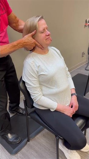 Her Neck CRACKED SO LOUD! 💥 #chiropractic #asmr #satisfying