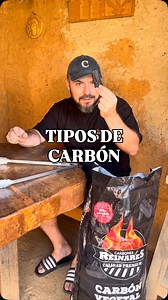 Tipos de carbones: 1️⃣ Encina: es un carbón con menor poder calorífico y menor duración de la brasa debido a la menor densidad de la madera pero con mayor capacidad de transmitir aroma y sabor. 2️⃣ Quebracho argentino: viene de una madera más densa, produce mayor poder calorífico y mayor duración de la brasa, ligero aroma y sabor. 3️⃣ Marabú cubano: como el quebracho ofrece mayor poder calorífico y duración de brasa pero aporta el menor aroma y sabor de los tres. 4️⃣ Briquetas: menor poder calor