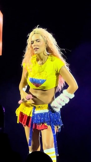 12K views · 443 reactions | KaRoL G se llevará de viaje a una fanática que ha asistido a 5 conciertos seguidos y ya se quedó sin ahorros.  La Bichota la invitó con todo pago a su próximo Show en Perú  ¡Las favoritas de Karol G si existen!Ver más contenido en www.revistahash.com #KarolG | REVISTA HASH | Facebook