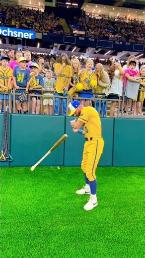 bat tricks at caesar’s superdome goes bananas 🤯