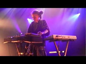Grimes - Circumambient (live at Les Nuits Botanique 2012)