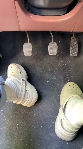 3.5M views · 32K reactions | Follow me and become a real veteran driver! #automobile #drivinglesson #car #tips | Dongchexiaoshimei | Facebook