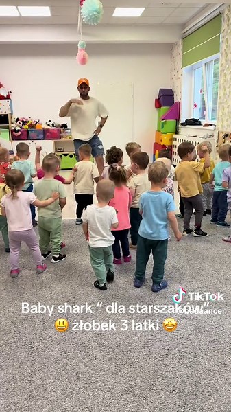 Energetyczna wersja tańca Baby Shark dla przedszkolaków