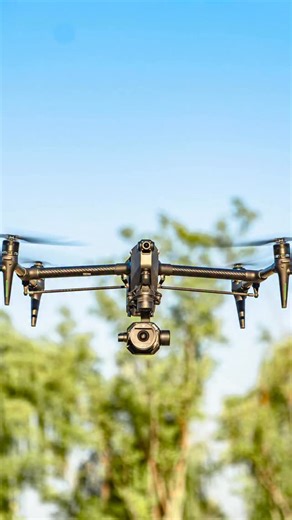 Ronin Japan on Instagram: "Inspire 3は飛行中に形状機体フレーム形態を変化させ、360°パンやチルトブーストになります。これまでにない斬新なショットの撮影が可能です。 このカメラドローン、あなたも試してみたくなりませんか？ Created ：@XY.Video #DJI #DJIRonin #djiinspire3 #ドローン #ドローン撮影 #映像製作 #空撮"