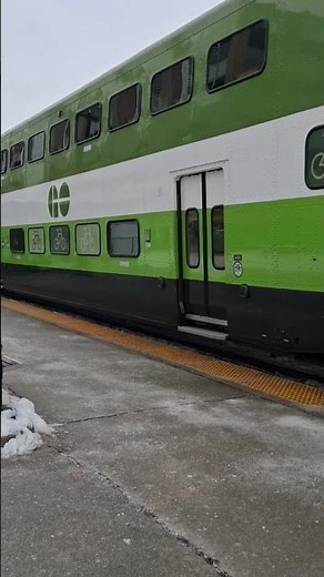 6 car go train at Oakville go station