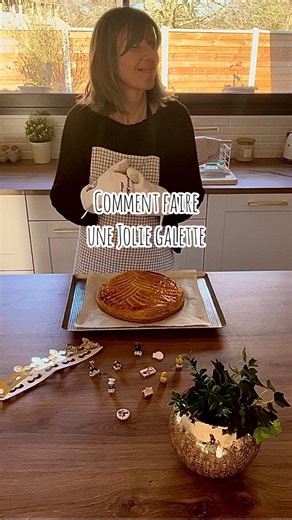 Comment faire une jolie galette ! C’est la nouvelle vidéo que je vous propose aujourd’hui ! Tous les conseils qui me semble indispensables pour la réussir ! J’espère que cette nouvelle vidéo va vous permettre de faire de jolies réalisations et de vous régaler pour cette période de début d’année qui commence déjà sur le thème du partage, et de la gourmandise 😍😋 La recette de ma galette : 2 pâtes feuilletées Pour la crème d’amande, 100 g de beurre pommade 60 g de sucre glace 1 oeuf entier 1 jaun