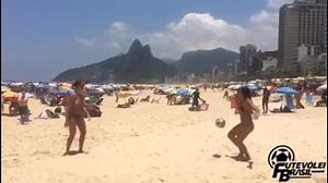 Le sexy giocatrici di “futevolei”, l’altro calcio che si gioca sulle spiagge di Rio