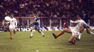 Johan Cruyff war einer der besten Fußballer aller Zeiten und eine der wichtigsten Figuren in der Geschichte des Sports. Mit Ajax Amsterdam und der niederländischen Nationalmannschaft revolutionierte er das Spiel ... | SPORT1