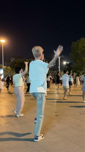 If you want a good life, dance and forget your worries #Zhanma #Square Dance