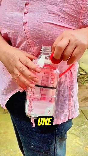 162K views · 758 reactions | Bricolage génial : transformez une bouteille en pochette discrète ! #fblifestyle | Les piliers de comptoir | Facebook