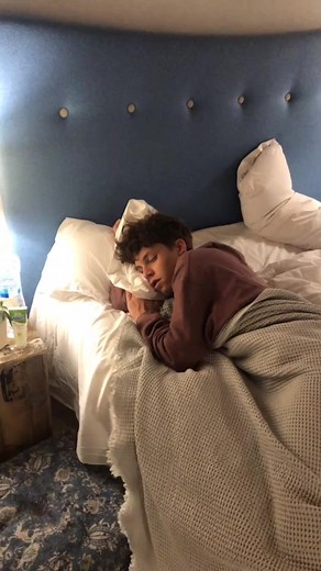 Morning Routine: Cozy Wake-Up and Bathroom Selfie