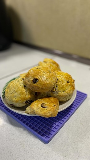 Raisin Scones Recipe…try it today Ingredients: Self-raising flour(225gm) Raisins(50gm) Butter/Margarine(60gm) Sugar(2 Tablespoons) Milk(150ml) 1 Egg, beaten | Chef Raphael