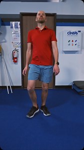 Ever wondered why your feet are toed in or out? 🤔 Toeing out happens when the hip is externally rotated without enough internal rotation, and/or when the foot is supinated and missing pronation. Toeing in happens when there’s internal rotation at the hip but not enough external rotation, and/or when the foot is pronated with missing supination. So, what’s the fix? ✅ For toed-out feet: Focus on hip internal rotation and foot pronation. Try hinging-based movements like a box squat. Start with you