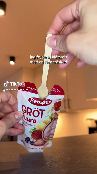 Ett enkelt glasstips till barn 🍦 Jag fryser in en klämmis med en liten träsked, så blir det som en egen liten glass. Perfekt som ett svalkande mellis och även skönt när tänderna kliar lite. Och ett litet extra tips: jag sätter en muffinsform runt pinnen så det inte blir lika kladdigt 😅 #familjeaktivitet #mellis #småbarnsliv #familjeliv #föräldrarlivet
