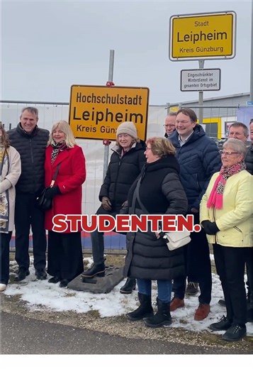 Es ist offiziell: Nach 20 Jahren Bemühungen darf sich Leipheim Hochschulstadt nennen! 🎉 Möglich macht das die Hochschule Neu-Ulm, die hier ihr Technologie-Transfer-Zentrum betreibt. ⚙️ Für den Landkreis Günzburg ist das ein echter Zukunftsschritt: junge Menschen vor Ort ausbilden, Fachkräfte halten und den Hochschulstandort weiter ausbauen. 💪🏾 Kurz gesagt: Überraschend? Vielleicht. 🤔 Wichtig für die Region? Auf jeden Fall. 🥳 #donau3fm #Leipheim #Hochschulstadt #TechnologieTransferZentrum #Z