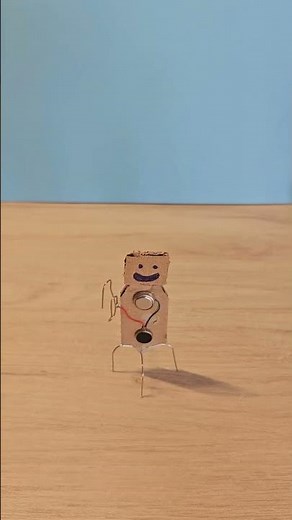 ¡Crea un Robot en MINUTOS! 🤖 Descubre cómo un Pedazo de Cartón Puede Cobrar Vida ⚡️ #Shorts