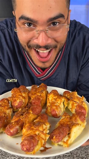 Sebastian Carias on Instagram: "Cuando tenés hambre pero cero ganas de complicarte 👀 Pan con hot dog en menos de 10 min 🌭🔥 Barnizado con mantequilla ajo y queso mozzarella y como no, maaas mozzarella para coronar 😋 Mantene tu cocina limpia con tu jabon para platos MultiMac de @macdel.express #paratii #viral #fyp #honduras🇭🇳 #hotdog"