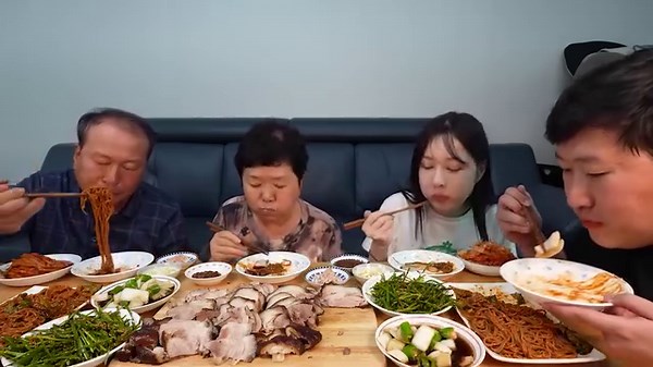 Jokbal & Makguksu! (Boiled pig's feet & Spicy buckwheat noodles) | Family Heungsam Mukbang