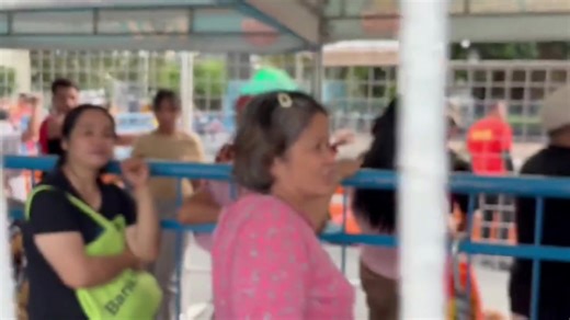 PANOORIN: Mainit na ang ulo ng ilang deboto dahil madaling araw pa sila nakapila pero may mga kakilala ang mga volunteer na pinapapasok umano para mauna sa pila sa Pahalik. Galit na rin ang ilang mga deboto dahil higit 12 oras na silang nakapila pero di pa sinisimulan ang Pahalik. Naunang inanunsyo na 7 p.m. pa ang Pahalik pero marami ang nasanay nang maaga itong sinisimulan. #Nazareno2026 | via Jervis Manahan, ABS-CBN News | ABS-CBN News