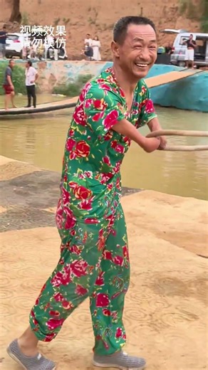 Brother's never-giving-up spirit is admirable! #Swinging on water