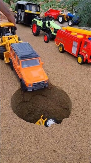 High Speed Truck And Jcb Tractor pushing Cars in to pit #jcb #jcpbackhoe #jcbjcb #jcbgadi#jcp