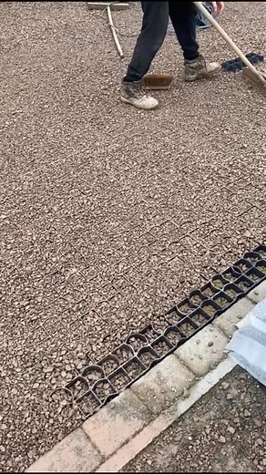A satisfying driveway installation 🙏🏼EcoGrid is extremely versatile and works brilliantly with a gravel infill. The grids contain the gravel so there’s no overspill on to other surfaces. Please get in touch for more information or to discuss your requirements. | EcoGrid Limited