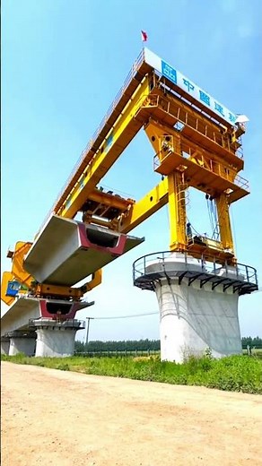 空中で橋を組み立てる超巨大架橋マシン