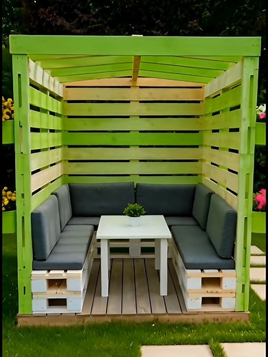 DIY Outdoor Pallet Pergola with Sectional Seating