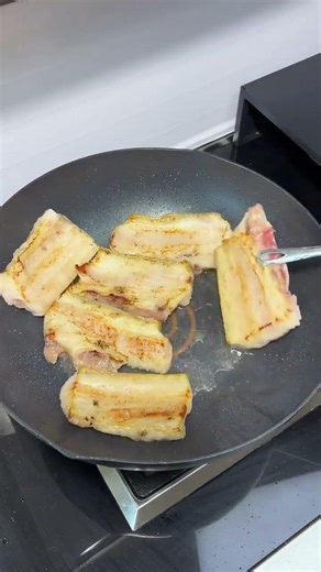 Master Chef Gongjin's Stomping Foot Delight: A Culinary Masterpiece