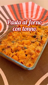 PASTA AL FORNO CON TONNO Oggi Michi vi farà vedere come ha realizzato la PASTA AL FORNO CON TONNO un primo piatto saporito e gustoso che è stato molto apprezzato! Ingredienti 300 g di pasta 400 g passata di pomodoro 240 g di tonno sott’olio 50 g olive nere 1 cucchiaio di capperi 125 g mozzarella 1 spicchio d’aglio Sale Olio extravergine d’oliva Prezzemolo Rosoliamo in padella lo spicchio d’aglio con l’olio. Aggiungiamo la passata di pomodoro, il sale e facciamo cuocere per 10 minuti. Uniamo poi 