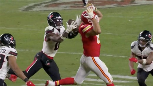 Chiefs’ Kelce bobbles pass, leading to game-ending INT vs. Texans
