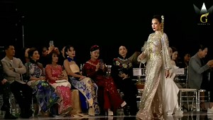 27K views · 921 reactions | Miss Grand Vietnam 2023 Lê Hoàng Phương trình diễn trong Vietnam Beauty Fashion Fest 6 hôm nay. Phương diện áo dài của NTK Lê Long Dũng thuộc BST VIỆT NAM RỰC RỠ GẤM HOA   Theo dõi tài khoản của Lê Hoàng Phương tại link: https://instagram.com/lehoangphuong_?igshid=MzRlODBiNWFlZA== | Vietnam Beauties | Facebook