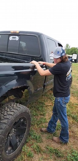 Who's got a rust free short bed😂 #ReTokforNature #foryoupage #fyp #fy #foryou #rust #bed #ford #f250 #6oh #diesel #dieseltruck #truck #lifted