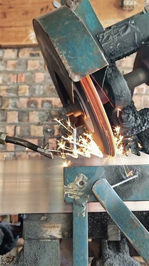 The process of making a saw and sharpening it #shorts