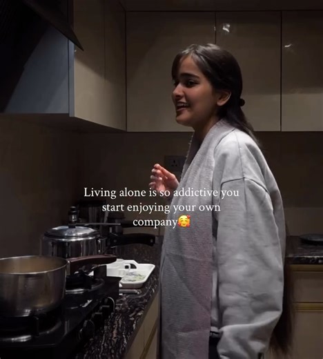 pria⭐️ on Instagram: "Pyar se pyar hum🤍🎵 . . . . . #music #coversong #teatime #reelkarofeelkaro #instagood #instamusic #therapy #explore #fyp #viral #viralreels"