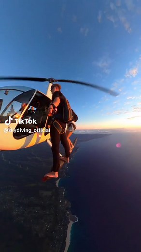 🤩 🪂🤘🏻 Enjoy with @skydiving_official✅ . . . ⠀⠀⠀⠀⠀ . . ⠀⠀⠀⠀⠀⠀⠀⠀ ⠀⠀⠀⠀⠀⠀⠀⠀⠀ Posted• @chetbrazier Woke up before i hit the ground 😳 . . . . #skydiving #skydive #skydiver #adrenaline #extremesports #paragliding #kitesurfing #adventure #travel #travelphotography #hawaii #hawaiitravel