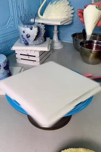 Easy steps to make a tiered cake look smooth and beautiful | Entertainment London | Facebook