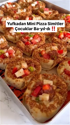 Hamur Gurmesi 👩‍🍳 on Instagram: "Mini Simit Pizza ❤️‍🔥📽 @chefintariflerii Hazır yufkadan çıtır çıtır mini simit pizzalar yapıyoruz🫠🍕 Malzemeler 6 yufka(Taze olursa kolay şekil verirsiniz🤗) Yufkaya sürmek için 1 su bardağı sıvı yağ 2 yemek kaşığı nişasta(İkisini karıştır) Bulamak için Yarım çay bardağı pekmez 1 çay bardağı su 1 yumurta akı Kavrulmuş susam veya pastalık simitlik susam kullanın üzeri için Hazırlanışı Yufkanın yarım kısmına yağlı karışımdan sür D şeklinde kapat kapattıktan so