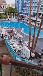 4.1M views · 13K reactions | Une vidéo surprenante de vacanciers à Ténérife faisant la file en attendant dès l'aube l'ouverture de la piscine pour y jeter leurs serviettes de bain sur les chaises longues disposées autour de la piscine. #monafm #holidays (Video tik tok de x.....sarah.....x Sarah 殺) | Mona FM | Facebook