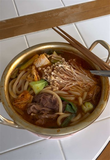 Eating udon noodles 🍜 straight out of the pot, so necessary. But that’s probably because I like eating my noodles & soups 🍲 piping hot. I got this pot from…. @H Mart lol. Literally if I can get everything from hmart, I will. 😅😂 #noodles #udon #hotpot #hmart #fyp