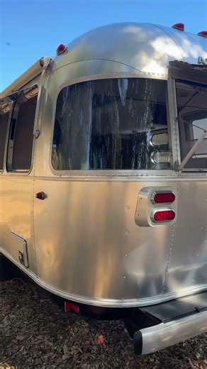 For Sale: 2019 Airstream Globetrotter 27FBQ – Queen Bed – Lithium Upgrade – Immaculate Condition