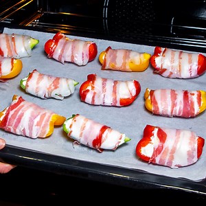 Eine auf Reisen „gestohlene“ Vorspeise! Boote mit Paprika, Frischkäse und Speck Zutaten: Paprika - 3 Stück (rot, grün, gelb) Frischkäse - 200 g Sauerrahm - 30 g Knoblauch - 2 Zehen Salz - 3 g schwarzer Pfeffer - 3 g Speck - 200 g Tablettgröße 35 x 40 cm BACKEN BEI 200 °C/30 Minuten | Schmackhaft.tv