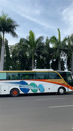 BUS KRAMAT DJATI ini menggunakan body dr Adiputro jenis old Setra namun lampunya sudah diganti pakai model Jetbus, dan ini chasisnya menggunakan Mercedes-benz OH1521 mesinnya O366A. Keren sih!!! Klasik but asik. Gimana menurut kalian? #reels #fb #bus #sorotan | Ipank Membantingkuda