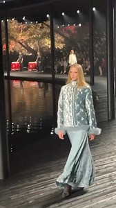 夜色中的杭州，香奈兒 Chanel 2024/25 Métiers d’art 工坊系列華麗綻放。香奈兒本季以珍藏的烏木漆面屏風為靈感，將東方美學與法式優雅完美交織。 | VOGUE Taiwan